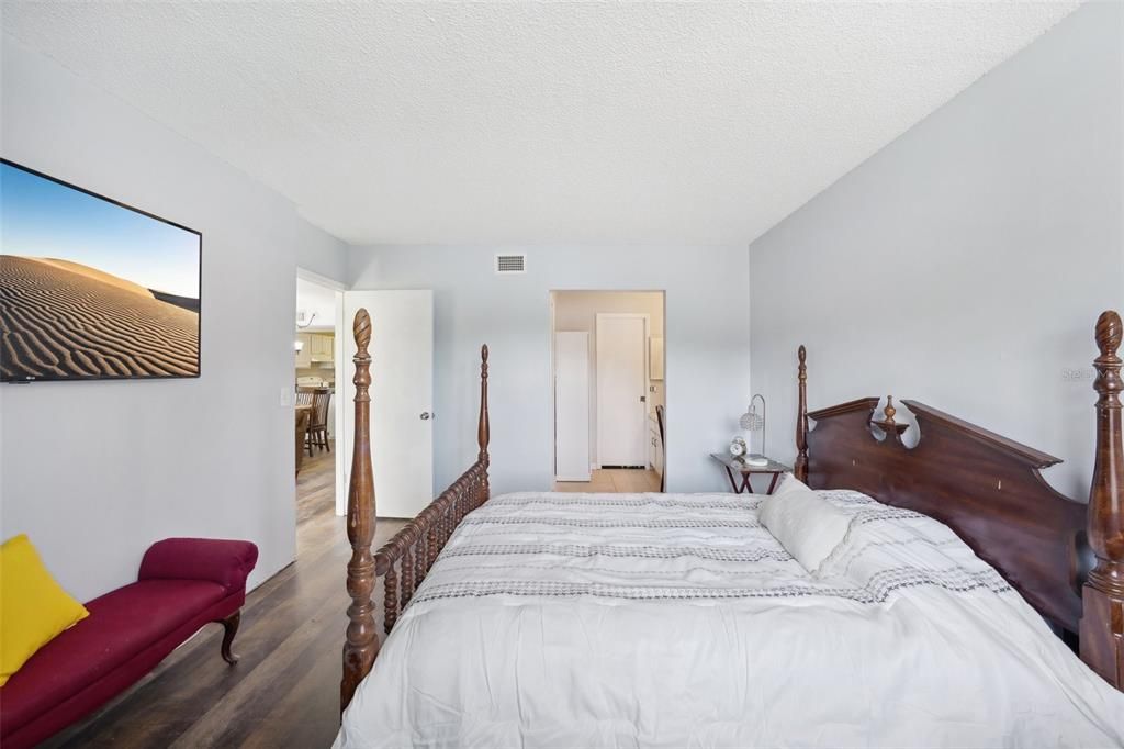 For Sale: $210,000 (2 beds, 1 baths, 880 Square Feet)