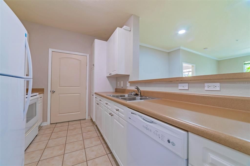 For Sale: $307,700 (2 beds, 2 baths, 1080 Square Feet)