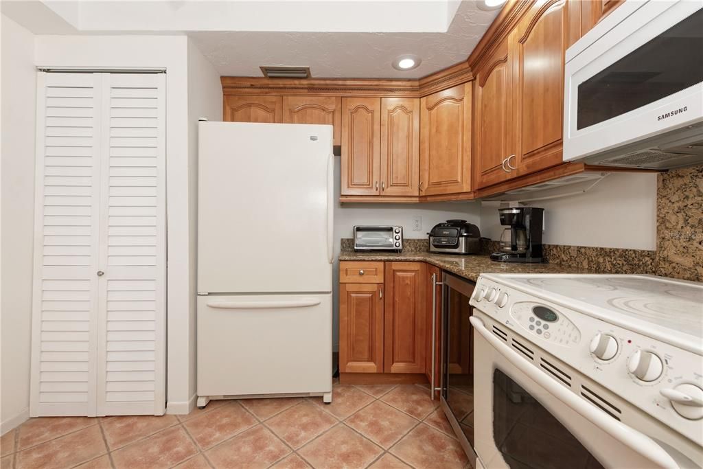 For Sale: $279,000 (2 beds, 2 baths, 1429 Square Feet)