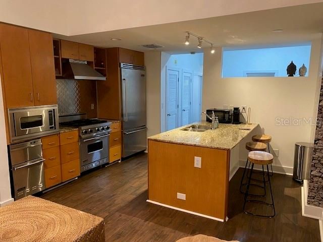 Active With Contract: $1,950 (1 beds, 1 baths, 615 Square Feet)