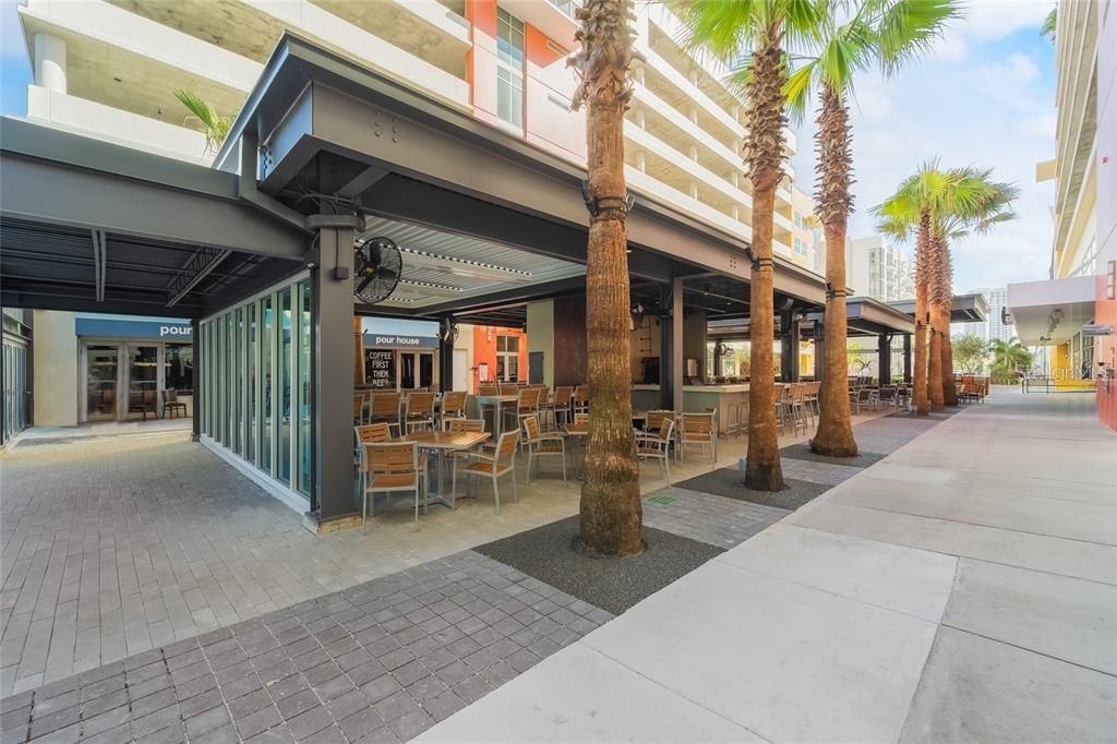 Active With Contract: $1,950 (1 beds, 1 baths, 615 Square Feet)