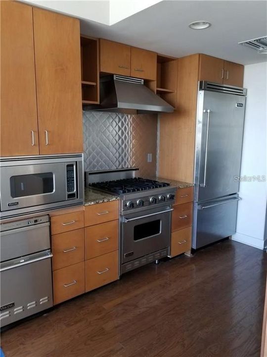 Active With Contract: $1,950 (1 beds, 1 baths, 615 Square Feet)