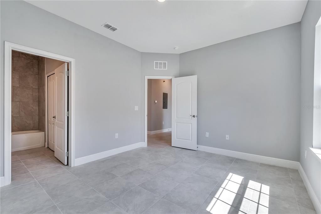 Active With Contract: $212,500 (2 beds, 2 baths, 1050 Square Feet)