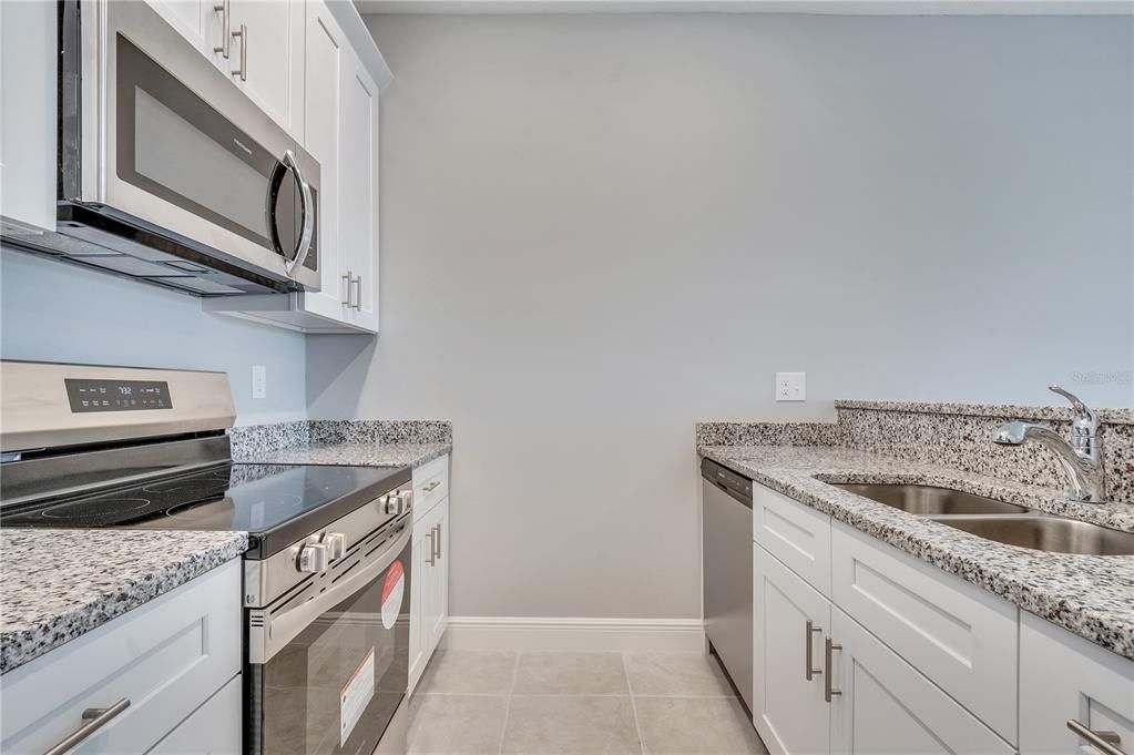 Active With Contract: $212,500 (2 beds, 2 baths, 1050 Square Feet)