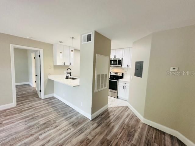 Active With Contract: $199,000 (2 beds, 2 baths, 956 Square Feet)