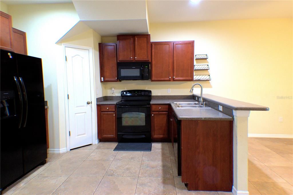 For Rent: $2,100 (3 beds, 2 baths, 1649 Square Feet)