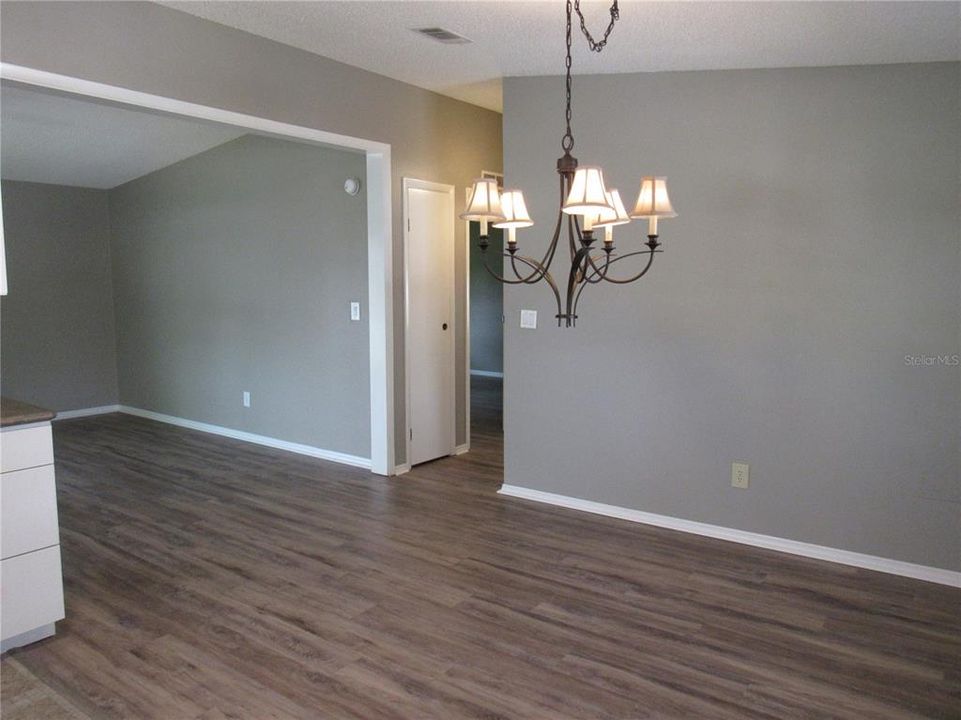 Active With Contract: $156,000 (2 beds, 1 baths, 832 Square Feet)