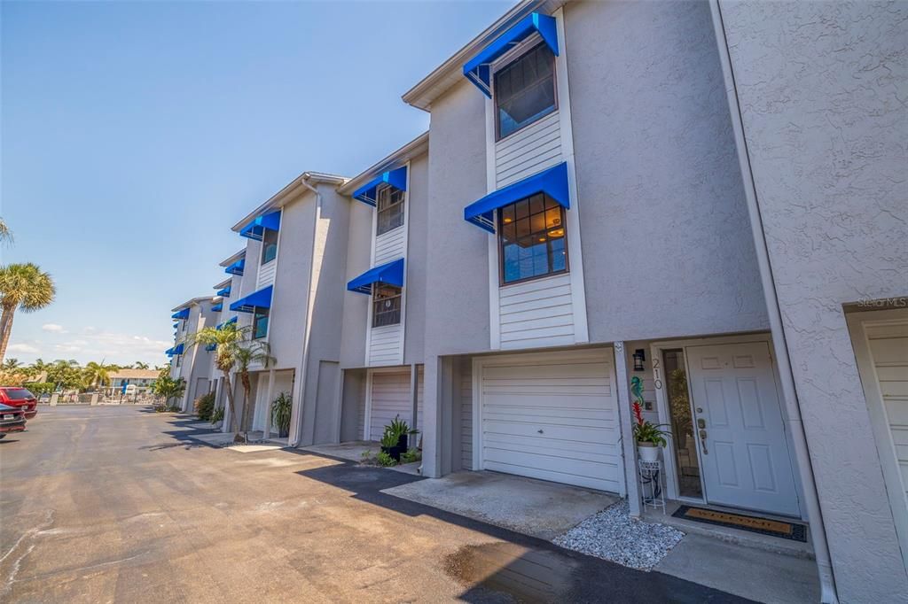 Recently Sold: $689,000 (2 beds, 2 baths, 1475 Square Feet)