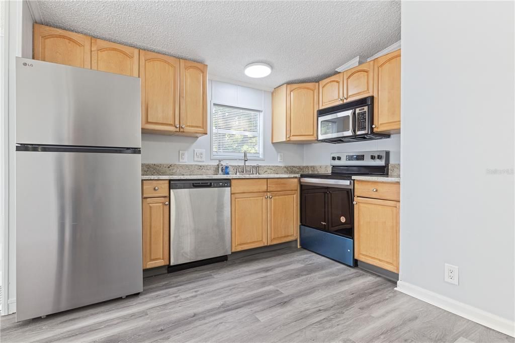 Active With Contract: $249,900 (2 beds, 2 baths, 1128 Square Feet)