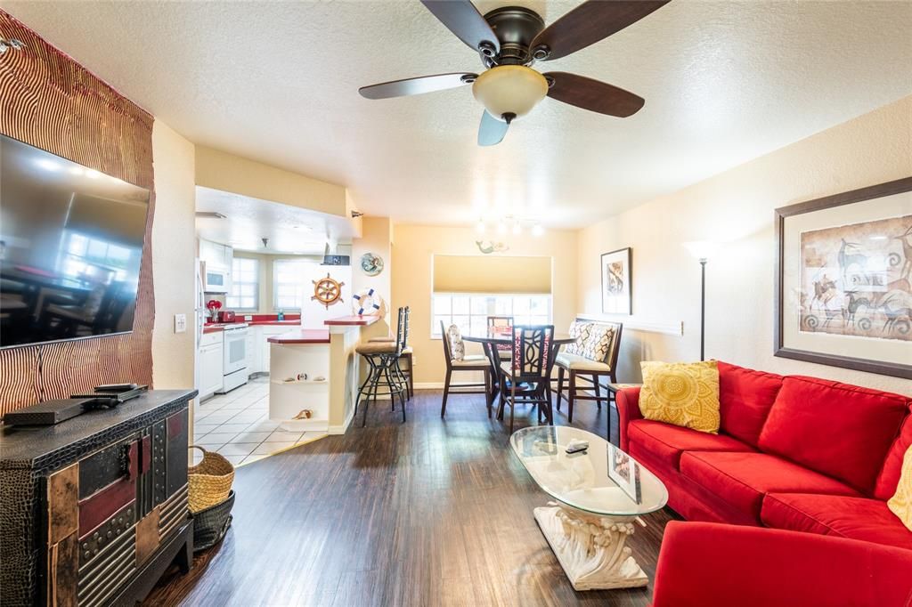 For Sale: $258,000 (1 beds, 1 baths, 835 Square Feet)