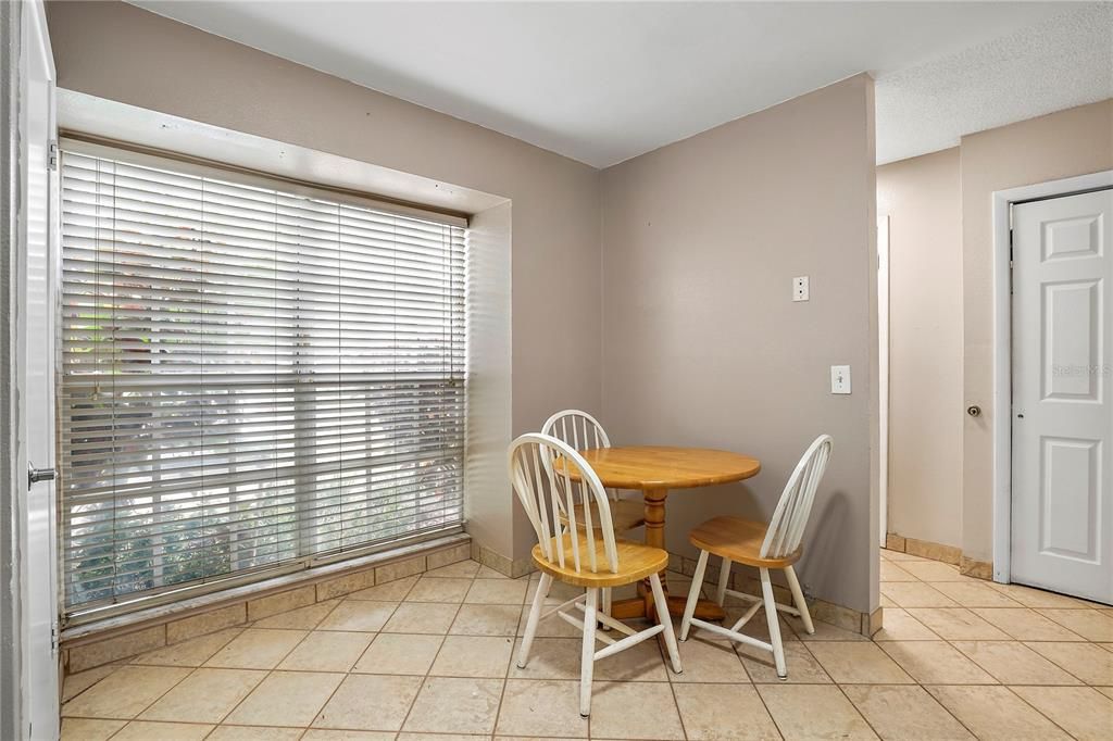 For Sale: $249,000 (2 beds, 2 baths, 1216 Square Feet)