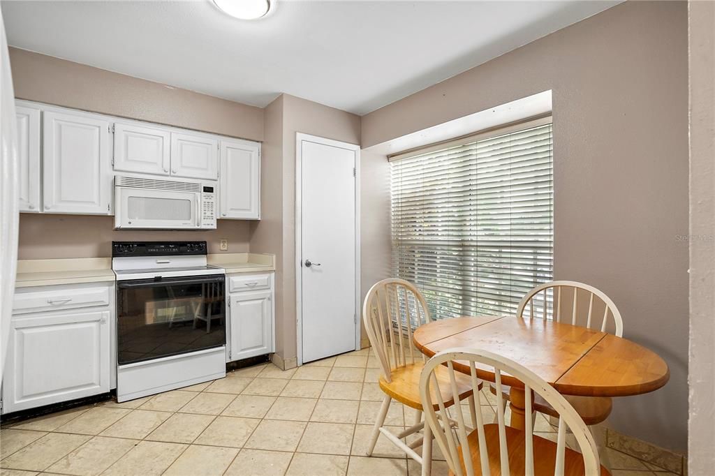 For Sale: $249,000 (2 beds, 2 baths, 1216 Square Feet)