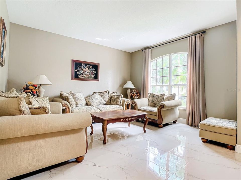 Formal sitting room/ Family room