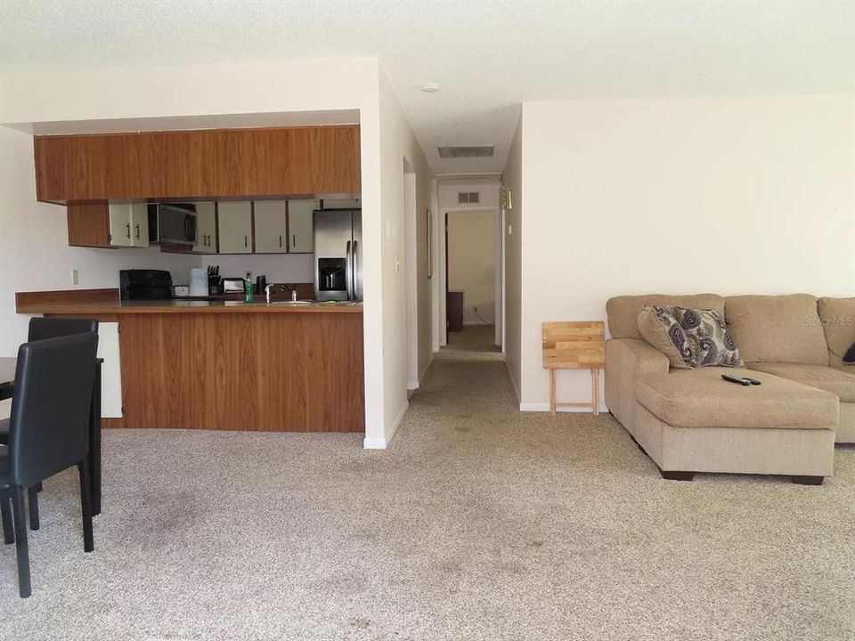 Active With Contract: $1,495 (2 beds, 2 baths, 975 Square Feet)