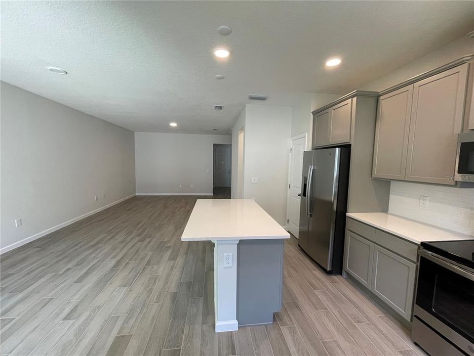 Active With Contract: $2,550 (3 beds, 2 baths, 1669 Square Feet)