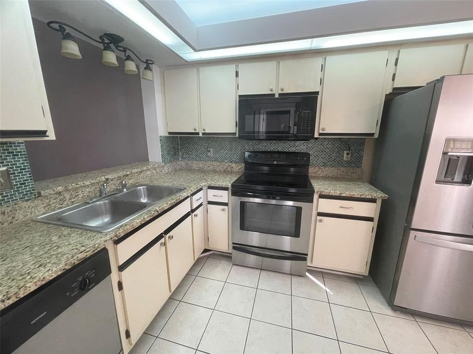 For Rent: $1,700 (2 beds, 2 baths, 917 Square Feet)