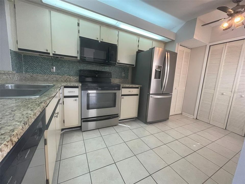 For Rent: $1,700 (2 beds, 2 baths, 917 Square Feet)