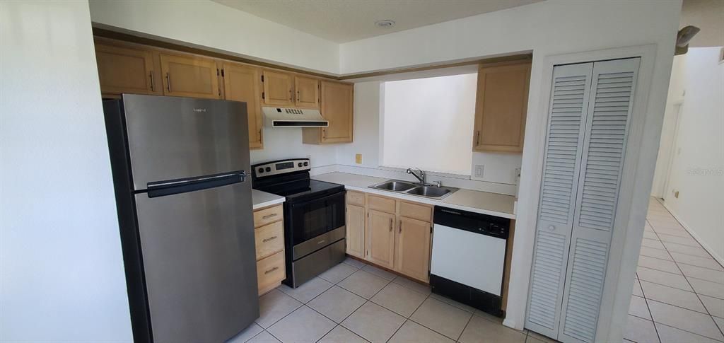 For Rent: $2,100 (3 beds, 2 baths, 1378 Square Feet)