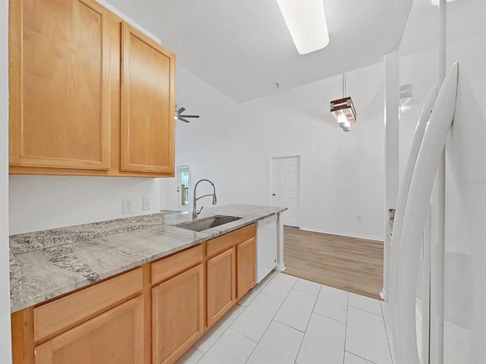 Active With Contract: $240,000 (2 beds, 2 baths, 1045 Square Feet)