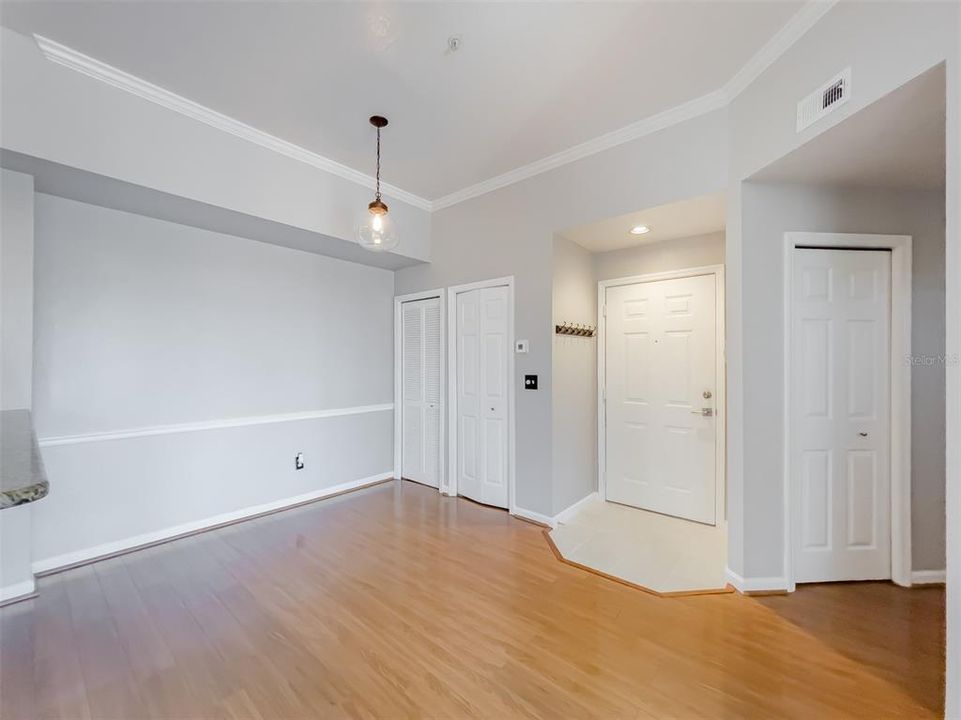 For Sale: $321,900 (2 beds, 2 baths, 1104 Square Feet)