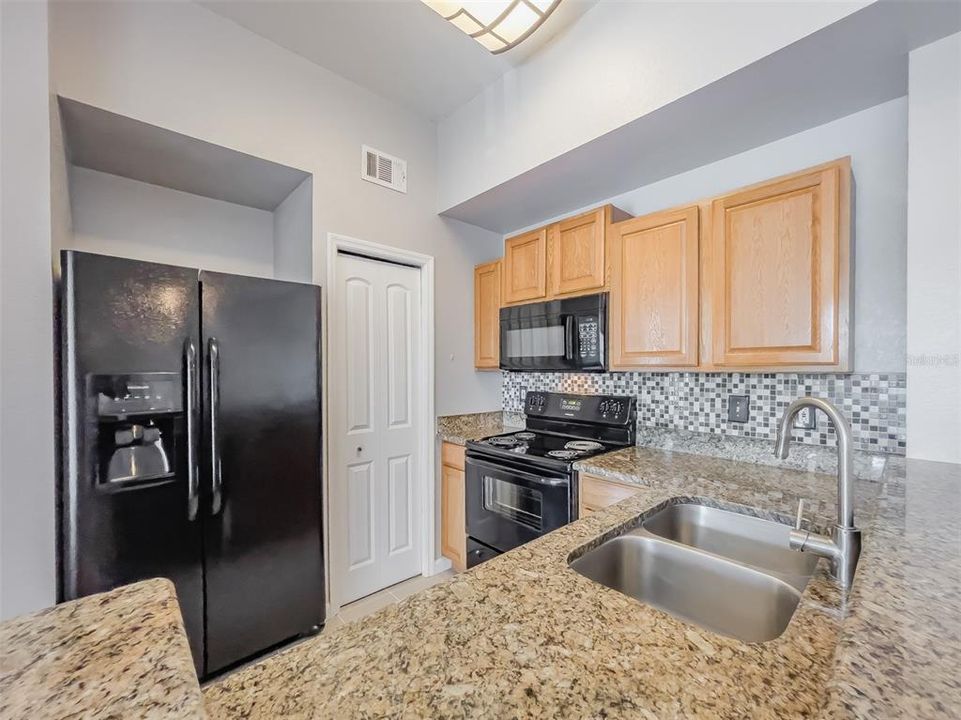 For Sale: $321,900 (2 beds, 2 baths, 1104 Square Feet)