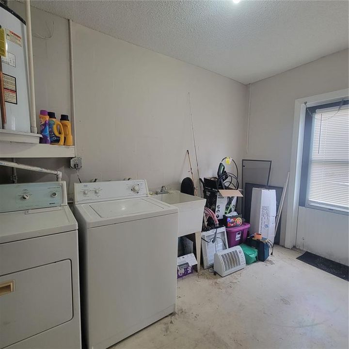 For Sale: $215,000 (3 beds, 1 baths, 1100 Square Feet)