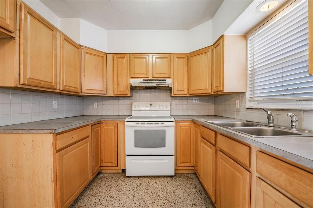 Active With Contract: $324,900 (3 beds, 2 baths, 1343 Square Feet)