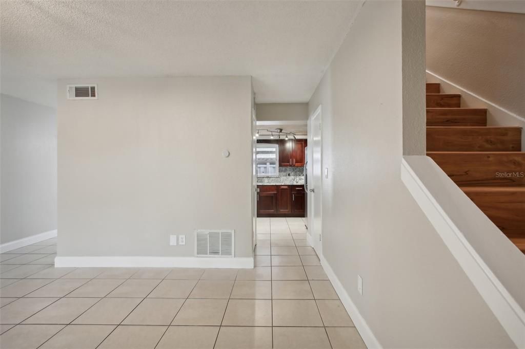 For Sale: $249,999 (2 beds, 1 baths, 1048 Square Feet)
