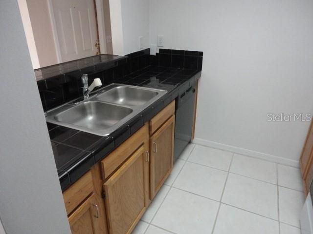 For Rent: $1,700 (3 beds, 3 baths, 1370 Square Feet)