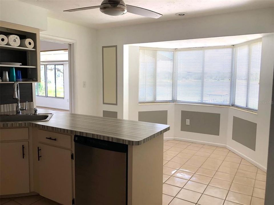 Active With Contract: $2,600 (3 beds, 3 baths, 2532 Square Feet)