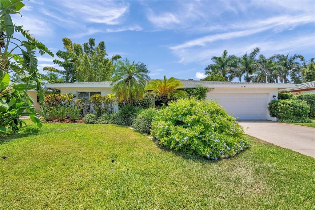 For Sale: $1,350,000 (3 beds, 2 baths, 1572 Square Feet)