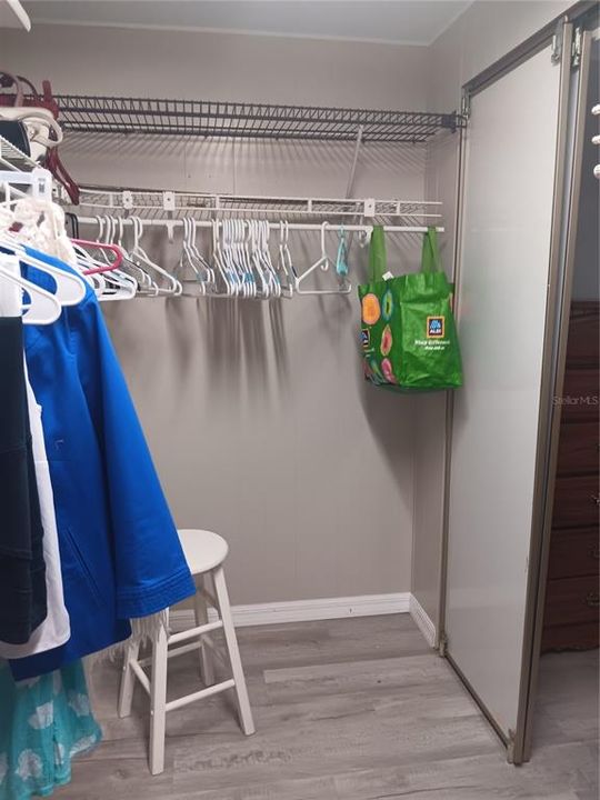 MASTER WALKING CLOSET