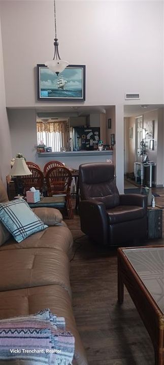 For Sale: $270,000 (2 beds, 2 baths, 1025 Square Feet)