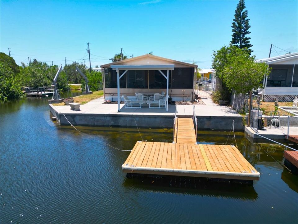 Nice floating dock with so many purposes.