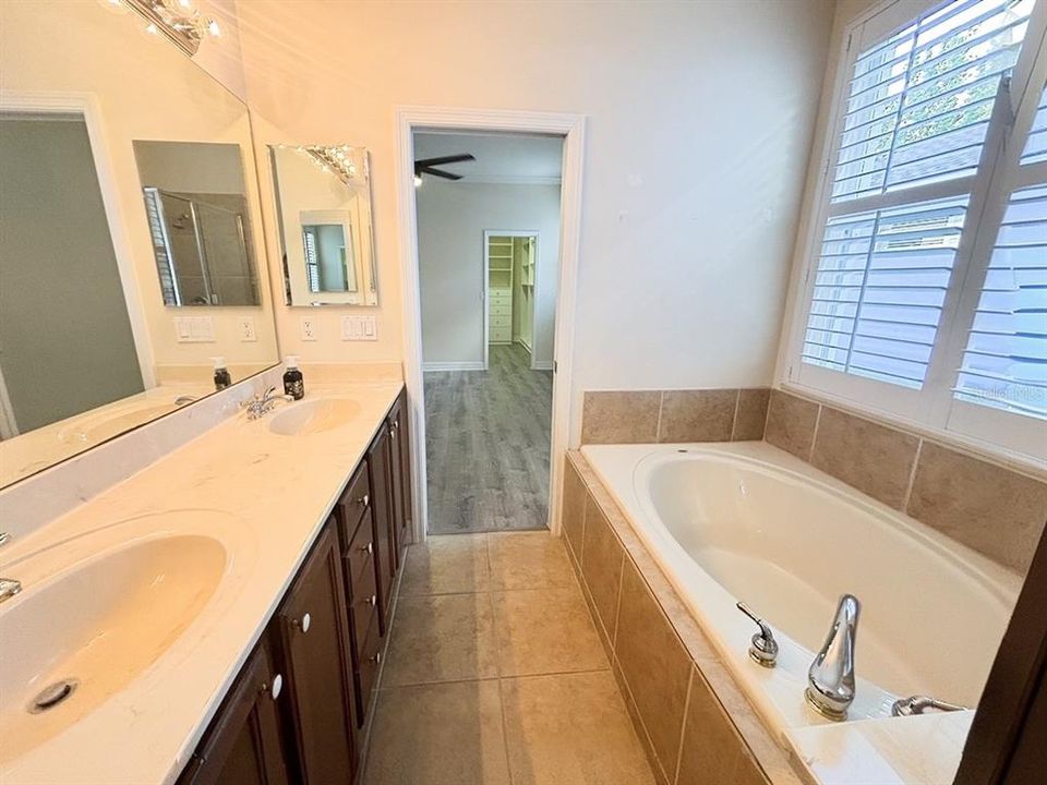 For Sale: $445,000 (2 beds, 2 baths, 1297 Square Feet)