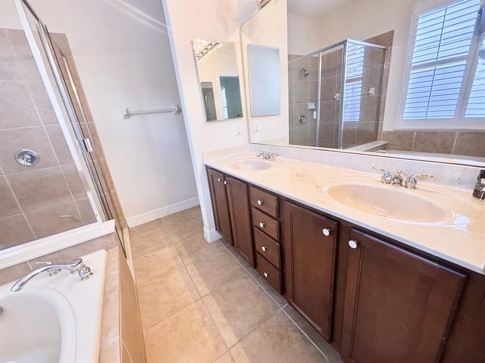 For Sale: $445,000 (2 beds, 2 baths, 1297 Square Feet)