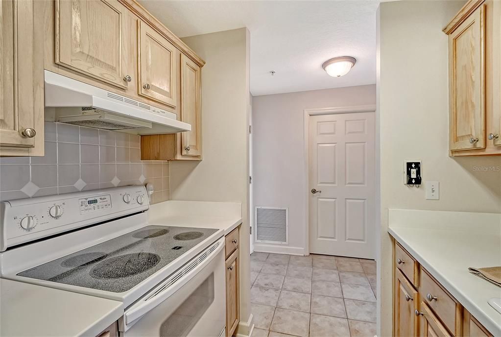 For Sale: $619,900 (1 beds, 1 baths, 715 Square Feet)