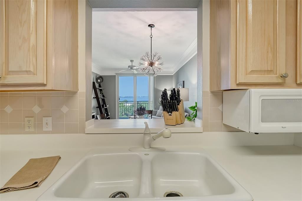 For Sale: $619,900 (1 beds, 1 baths, 715 Square Feet)