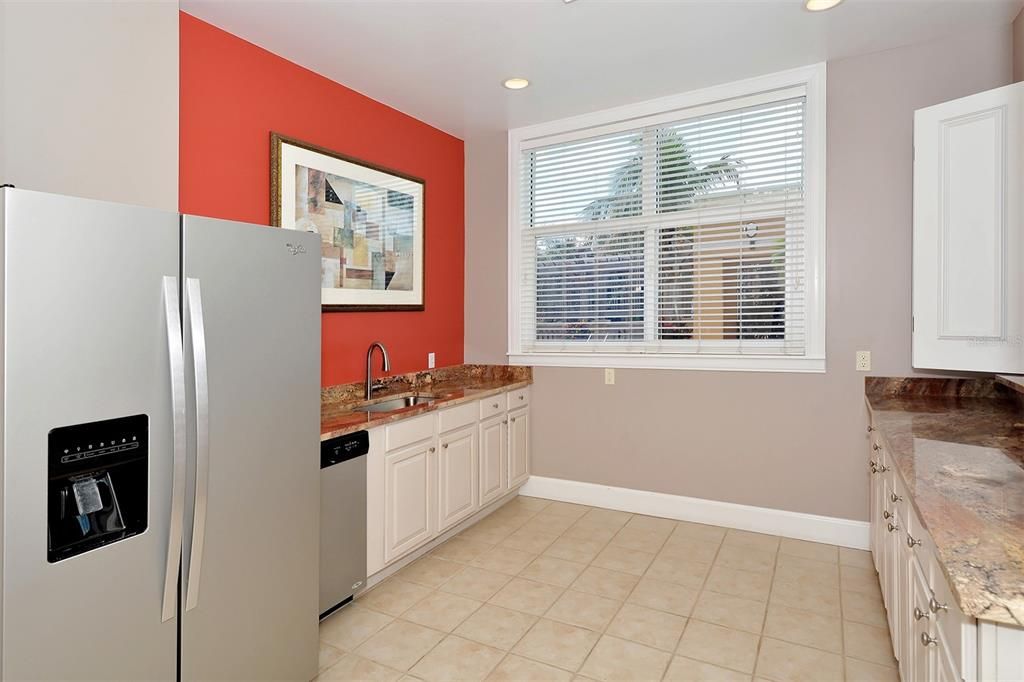 For Sale: $619,900 (1 beds, 1 baths, 715 Square Feet)