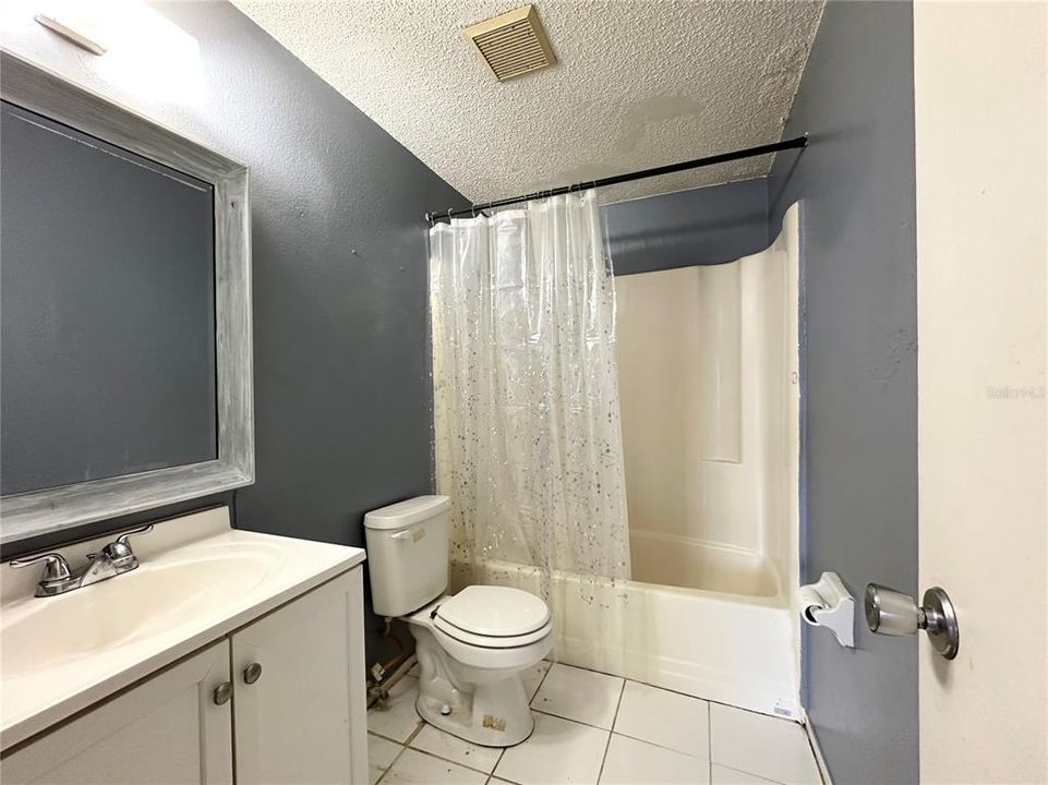 UNIT B BATHROOM