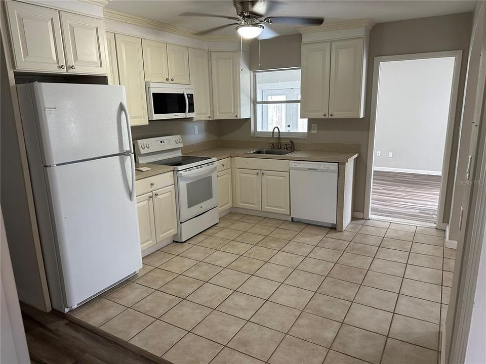 For Rent: $2,620 (3 beds, 1 baths, 1212 Square Feet)