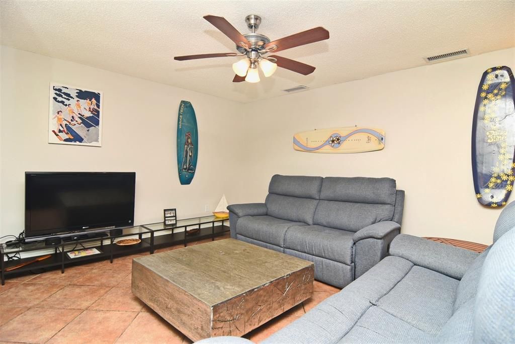 For Sale: $299,000 (2 beds, 2 baths, 1403 Square Feet)