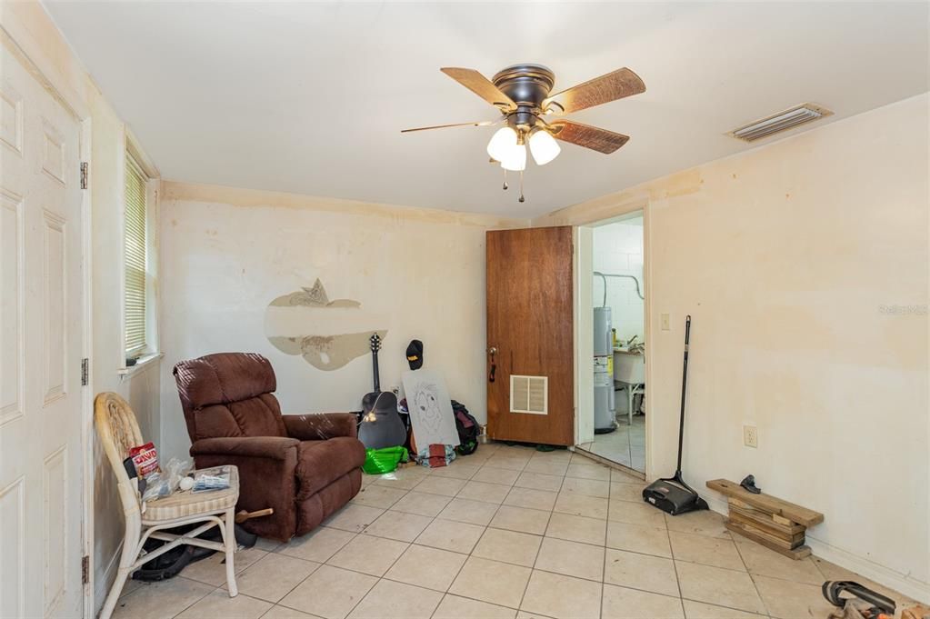 For Sale: $150,000 (2 beds, 1 baths, 896 Square Feet)