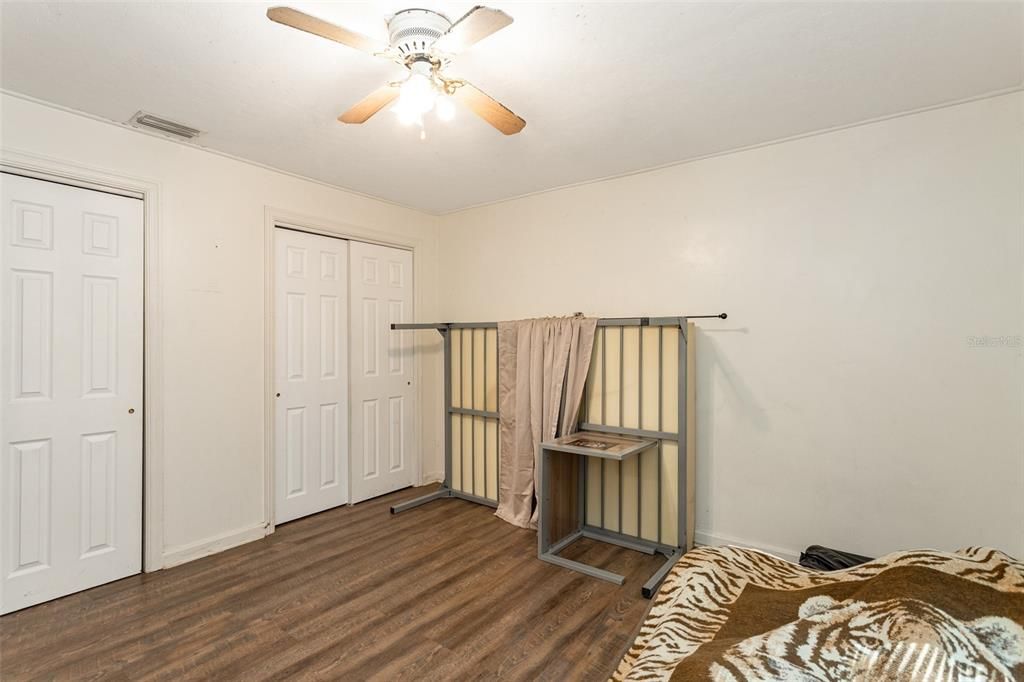 For Sale: $150,000 (2 beds, 1 baths, 896 Square Feet)