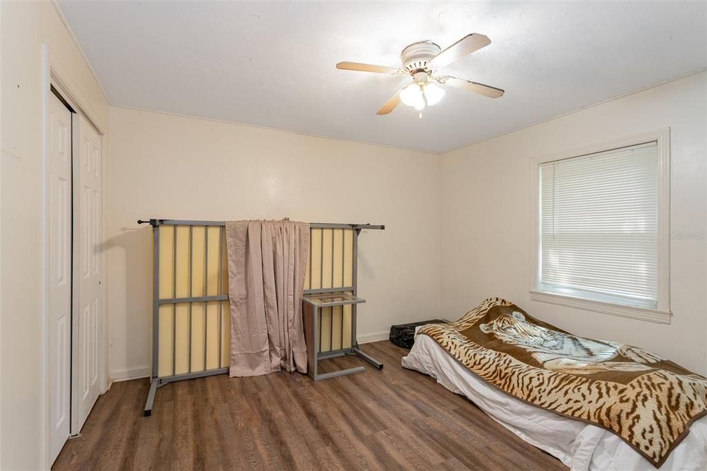 For Sale: $150,000 (2 beds, 1 baths, 896 Square Feet)