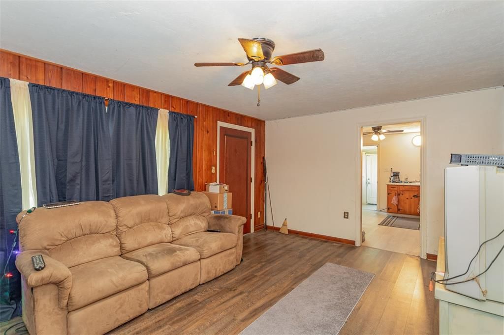 For Sale: $150,000 (2 beds, 1 baths, 896 Square Feet)