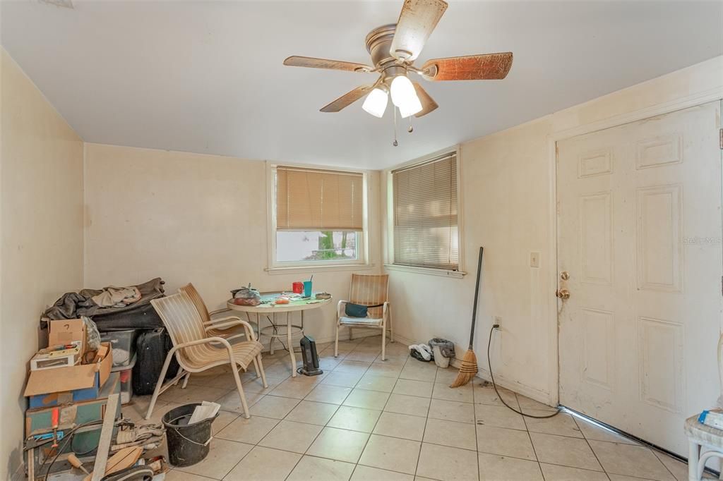 For Sale: $150,000 (2 beds, 1 baths, 896 Square Feet)