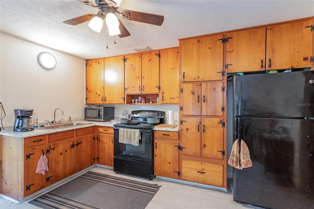 For Sale: $150,000 (2 beds, 1 baths, 896 Square Feet)