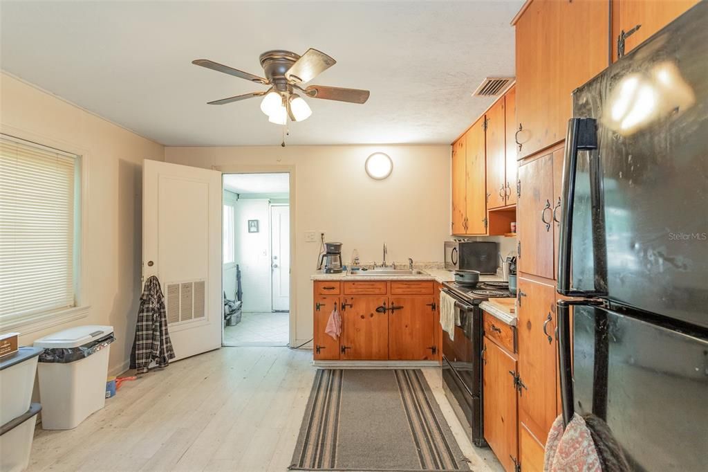 For Sale: $150,000 (2 beds, 1 baths, 896 Square Feet)