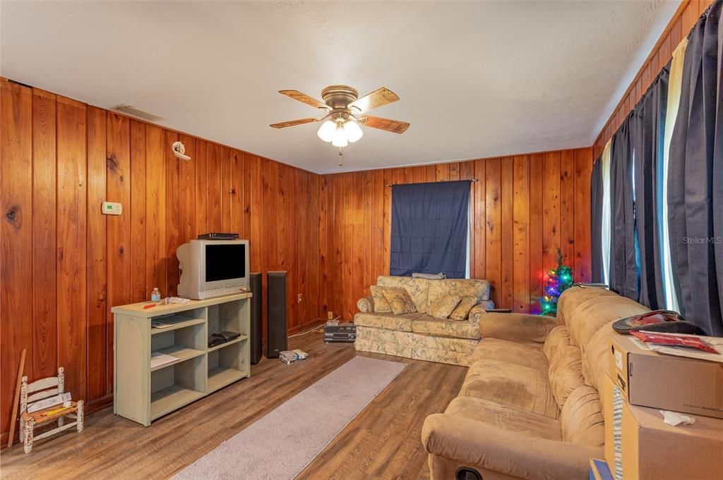 For Sale: $150,000 (2 beds, 1 baths, 896 Square Feet)